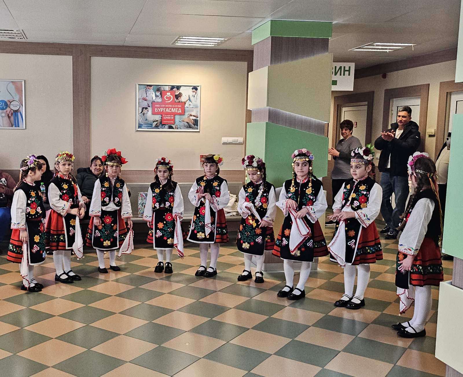 Малки лазарки от ДГ „Детелина“ изпълниха традиционен обичай в УМБАЛ „Бургасмед“