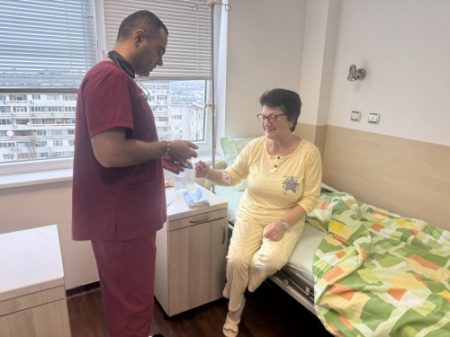 Честита баба Марта! Две читалища зарадваха с мартеници пациентите и екипа на „Бургасмед“